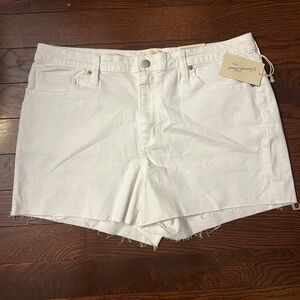 NWT Universal Thread Women’s White Jean Shorts Size 16